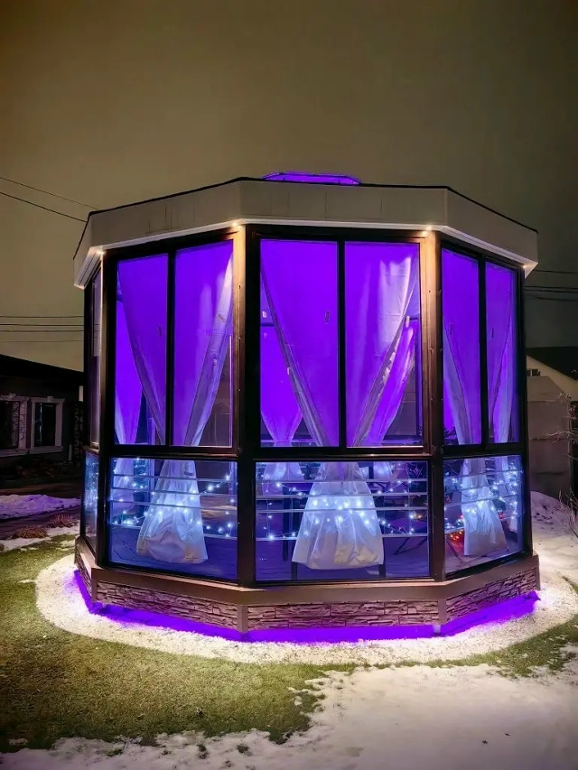 Остеклённая беседка с декоративной подсветкой